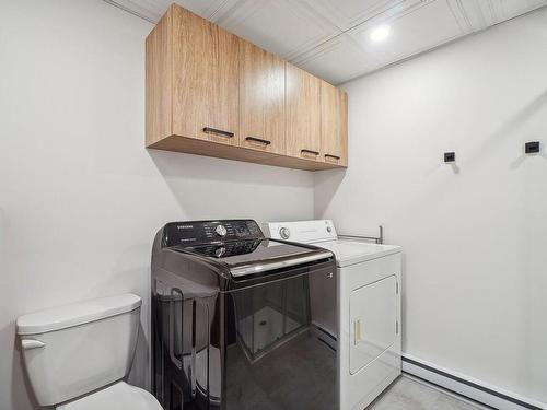 Bathroom - 32Z Rue Du Hameau, Saint-Hippolyte, QC - Indoor Photo Showing Laundry Room