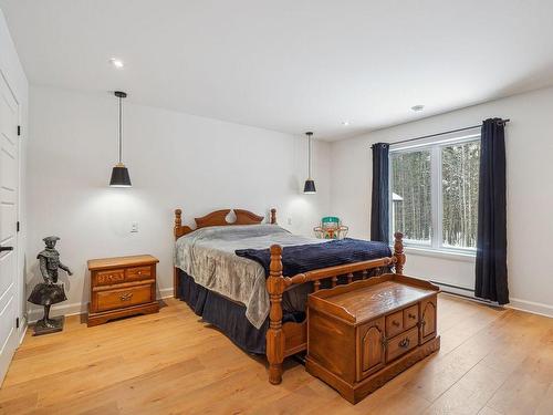 Master bedroom - 32Z Rue Du Hameau, Saint-Hippolyte, QC - Indoor Photo Showing Bedroom