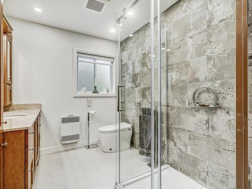 Bathroom - 981 Rue Dion, Longueuil (Greenfield Park), QC - Indoor Photo Showing Bathroom