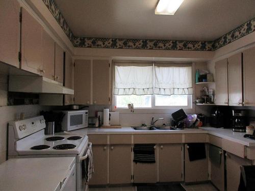 1814 Douglas Street, Merritt, BC - Indoor Photo Showing Kitchen With Double Sink