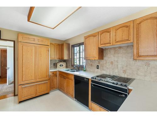 180 Oxford Road, Warfield, BC - Indoor Photo Showing Kitchen With Double Sink