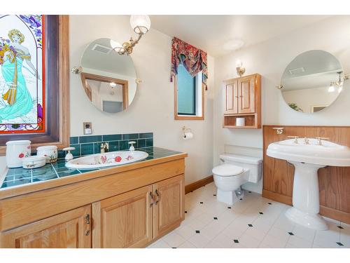 180 Oxford Road, Warfield, BC - Indoor Photo Showing Bathroom