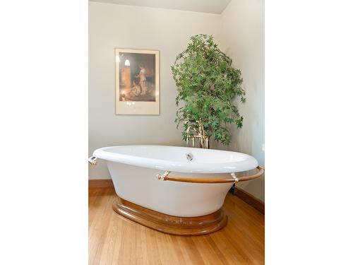 180 Oxford Road, Warfield, BC - Indoor Photo Showing Bathroom