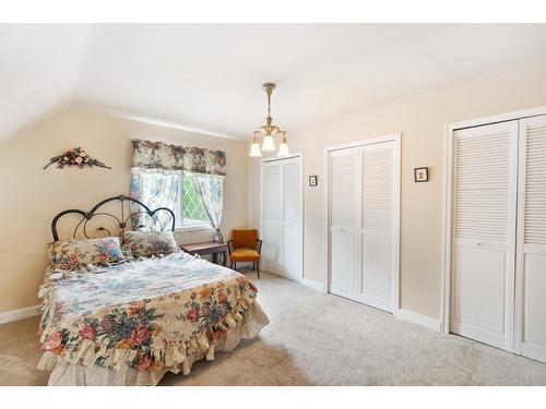 180 Oxford Road, Warfield, BC - Indoor Photo Showing Bedroom