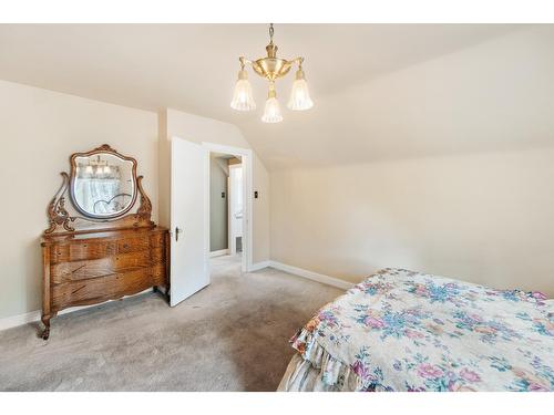 180 Oxford Road, Warfield, BC - Indoor Photo Showing Bedroom