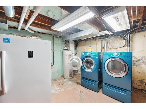 180 Oxford Road, Warfield, BC - Indoor Photo Showing Laundry Room
