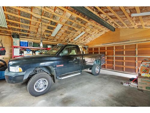 180 Oxford Road, Warfield, BC - Indoor Photo Showing Garage