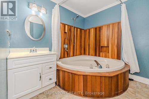 17 Russ Street, Cambridge, ON - Indoor Photo Showing Bathroom