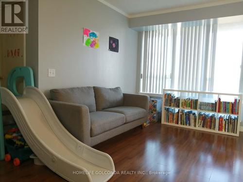 506 - 81 Townsgate Drive, Vaughan, ON - Indoor Photo Showing Living Room