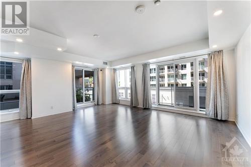 242 Rideau Street Unit#306, Ottawa, ON - Indoor Photo Showing Living Room