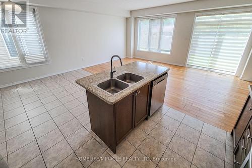 8847 Chickory Trail, Niagara Falls, ON - Indoor Photo Showing Kitchen With Double Sink