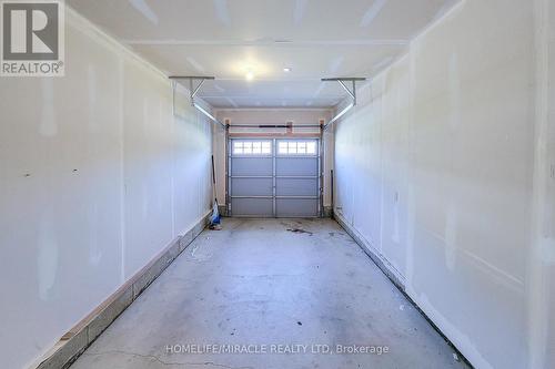 8847 Chickory Trail, Niagara Falls, ON - Indoor Photo Showing Garage