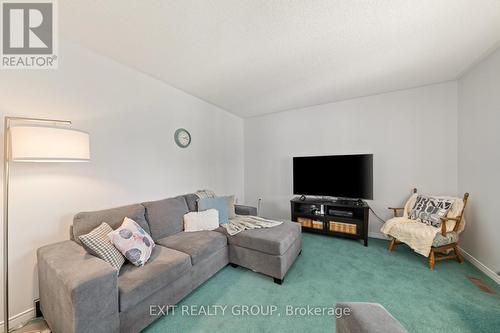 7 Cretney Drive, Prince Edward County, ON - Indoor Photo Showing Living Room