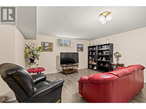 2200 Gordon Drive Unit# 11, Kelowna, BC - Indoor Photo Showing Living Room