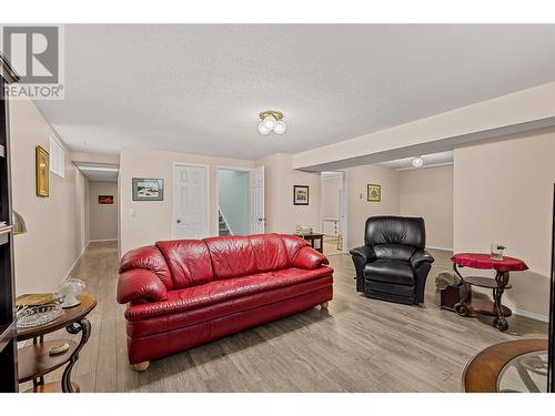 2200 Gordon Drive Unit# 11, Kelowna, BC - Indoor Photo Showing Living Room