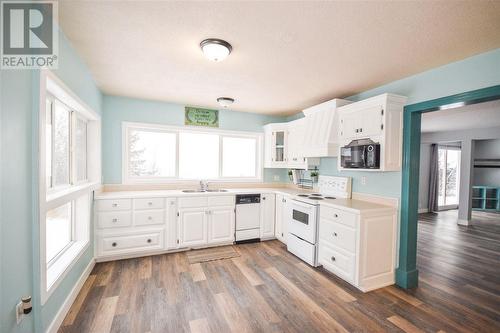682 Fern Road, Quesnel, BC - Indoor Photo Showing Kitchen With Double Sink