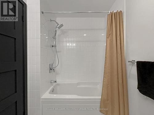 710 - 400 Wellington Street W, Toronto, ON - Indoor Photo Showing Bathroom