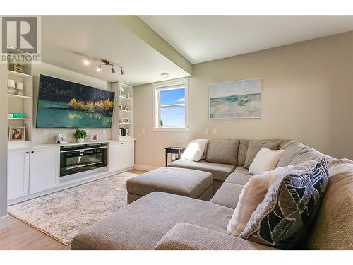 2468 Ironridge Road, Kelowna, BC - Indoor Photo Showing Living Room