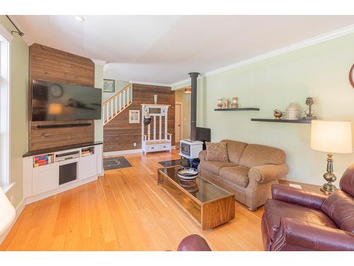 1516 Wenger Road, Creston, BC - Indoor Photo Showing Living Room