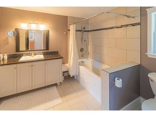 1516 Wenger Road, Creston, BC - Indoor Photo Showing Bathroom