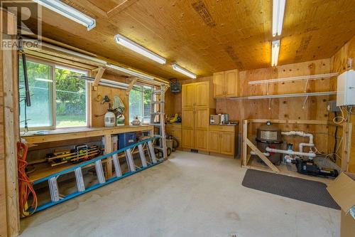2825 Parkland Place, Blind Bay, BC - Indoor Photo Showing Garage