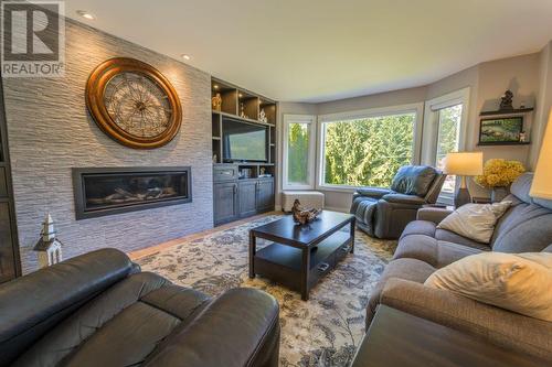 2825 Parkland Place, Blind Bay, BC - Indoor Photo Showing Living Room With Fireplace