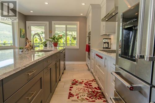 2825 Parkland Place, Blind Bay, BC - Indoor Photo Showing Kitchen With Upgraded Kitchen