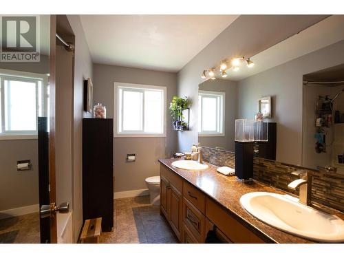 740 Ridgeview Terrace, Kamloops, BC - Indoor Photo Showing Bathroom