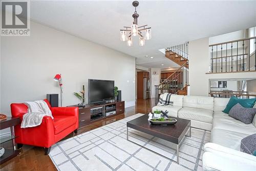 5027 North Bluff Drive, Ottawa, ON - Indoor Photo Showing Living Room