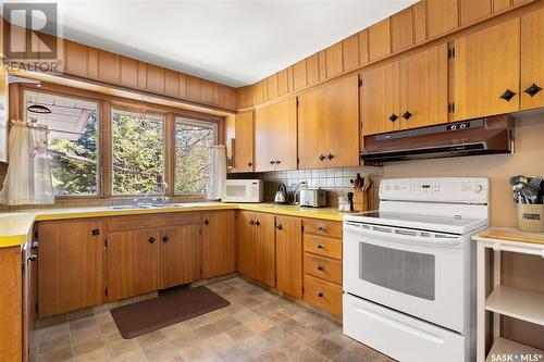 6 Langley Street, Regina, SK - Indoor Photo Showing Kitchen