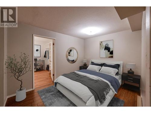 551 Pineview Drive, Kaleden, BC - Indoor Photo Showing Bedroom