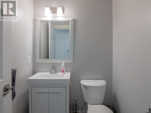 912 Monashee Place, Kelowna, BC - Indoor Photo Showing Bathroom