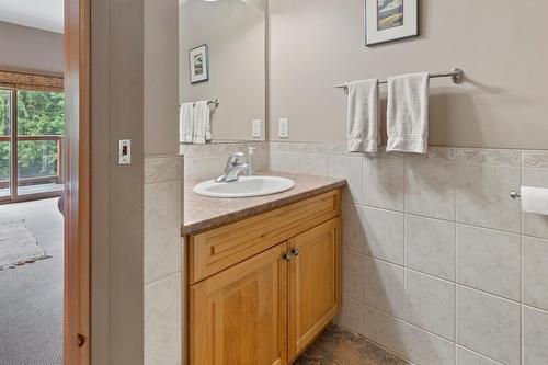 C - 1003 Mountain View Road, Rossland, BC - Indoor Photo Showing Bathroom