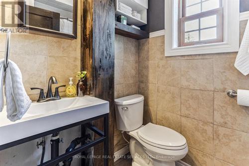 26 Houghton Avenue N, Hamilton, ON - Indoor Photo Showing Bathroom