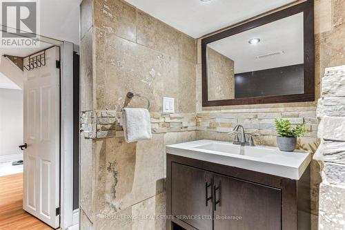 26 Houghton Avenue N, Hamilton, ON - Indoor Photo Showing Bathroom