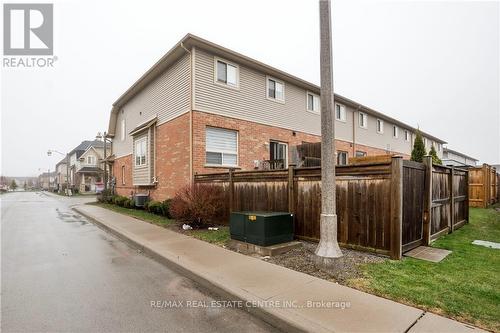 54 - 8 Lakelawn Road, Grimsby, ON - Outdoor