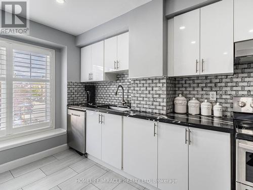 3360 Redpath Circle, Mississauga, ON - Indoor Photo Showing Kitchen With Upgraded Kitchen