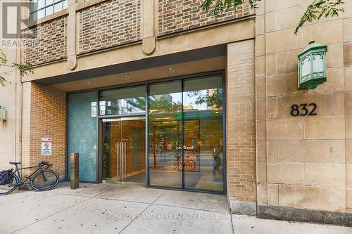 4001 - 832 Bay Street, Toronto, ON - Outdoor With Exterior