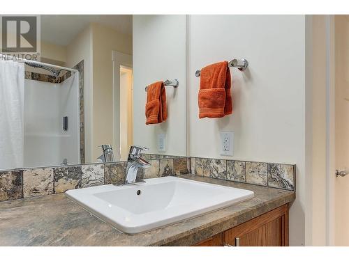 7992 Alpine Road, Kelowna, BC - Indoor Photo Showing Bathroom