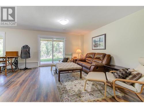 7992 Alpine Road, Kelowna, BC - Indoor Photo Showing Living Room