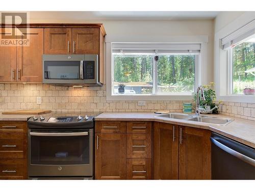 7992 Alpine Road, Kelowna, BC - Indoor Photo Showing Kitchen With Double Sink
