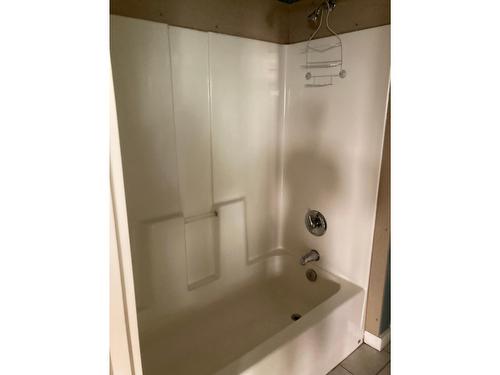 318 6Th Avenue, Castlegar, BC - Indoor Photo Showing Bathroom