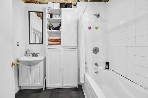 439 1/2 Cochrane Road, Hamilton, ON - Indoor Photo Showing Bathroom
