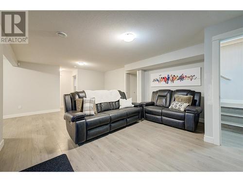 2037 Elkridge Drive, West Kelowna, BC - Indoor Photo Showing Living Room