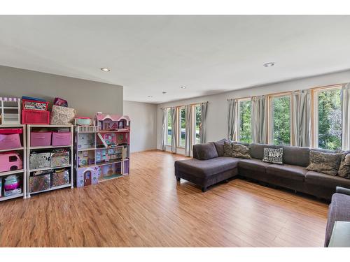 2642 Norns Creek Road, Castlegar, BC - Indoor Photo Showing Living Room