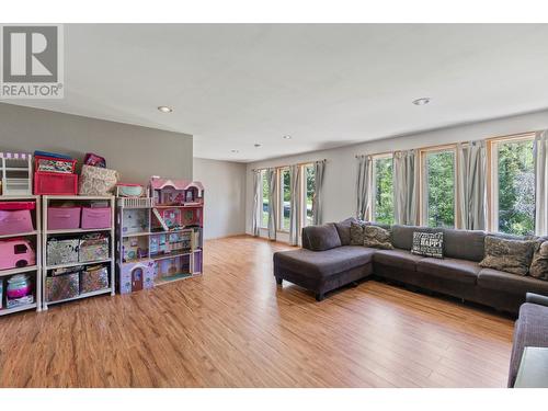 2642 Norns Creek Road, Castlegar, BC - Indoor Photo Showing Living Room