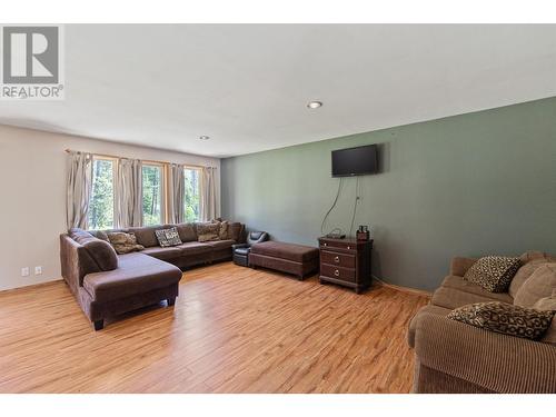 2642 Norns Creek Road, Castlegar, BC - Indoor Photo Showing Living Room