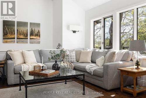 29 Westvale Drive, Bracebridge, ON - Indoor Photo Showing Living Room