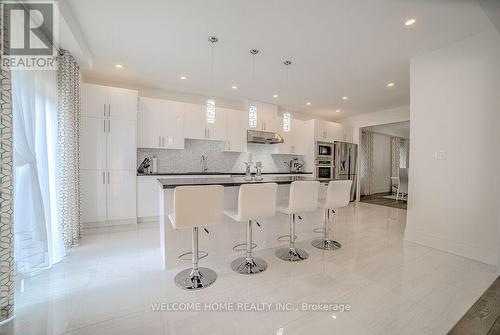 125 Gardiner Drive W, Bradford West Gwillimbury, ON - Indoor Photo Showing Kitchen With Upgraded Kitchen