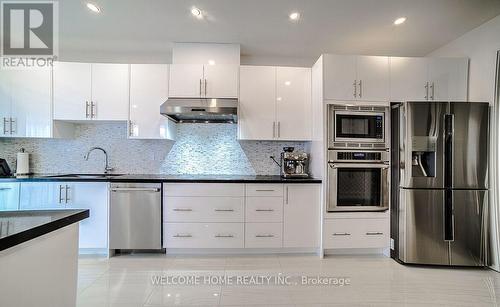 125 Gardiner Drive W, Bradford West Gwillimbury, ON - Indoor Photo Showing Kitchen With Upgraded Kitchen